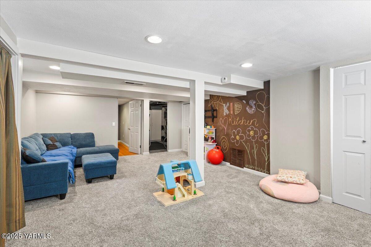 210 S 18th Ave