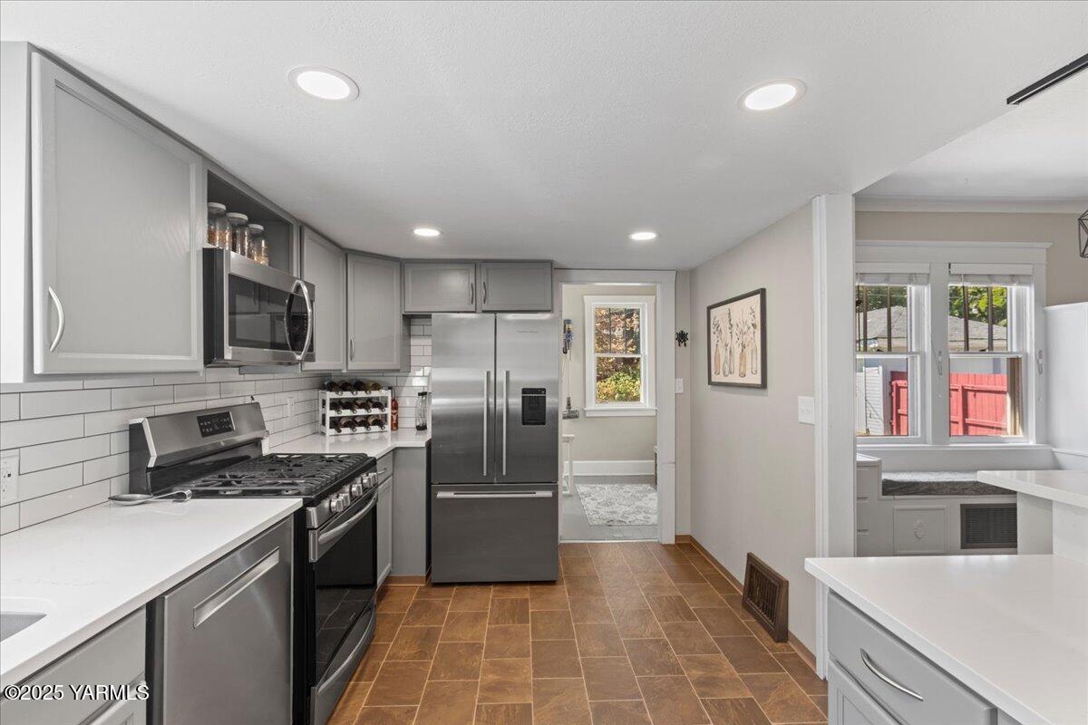 210 S 18th Ave