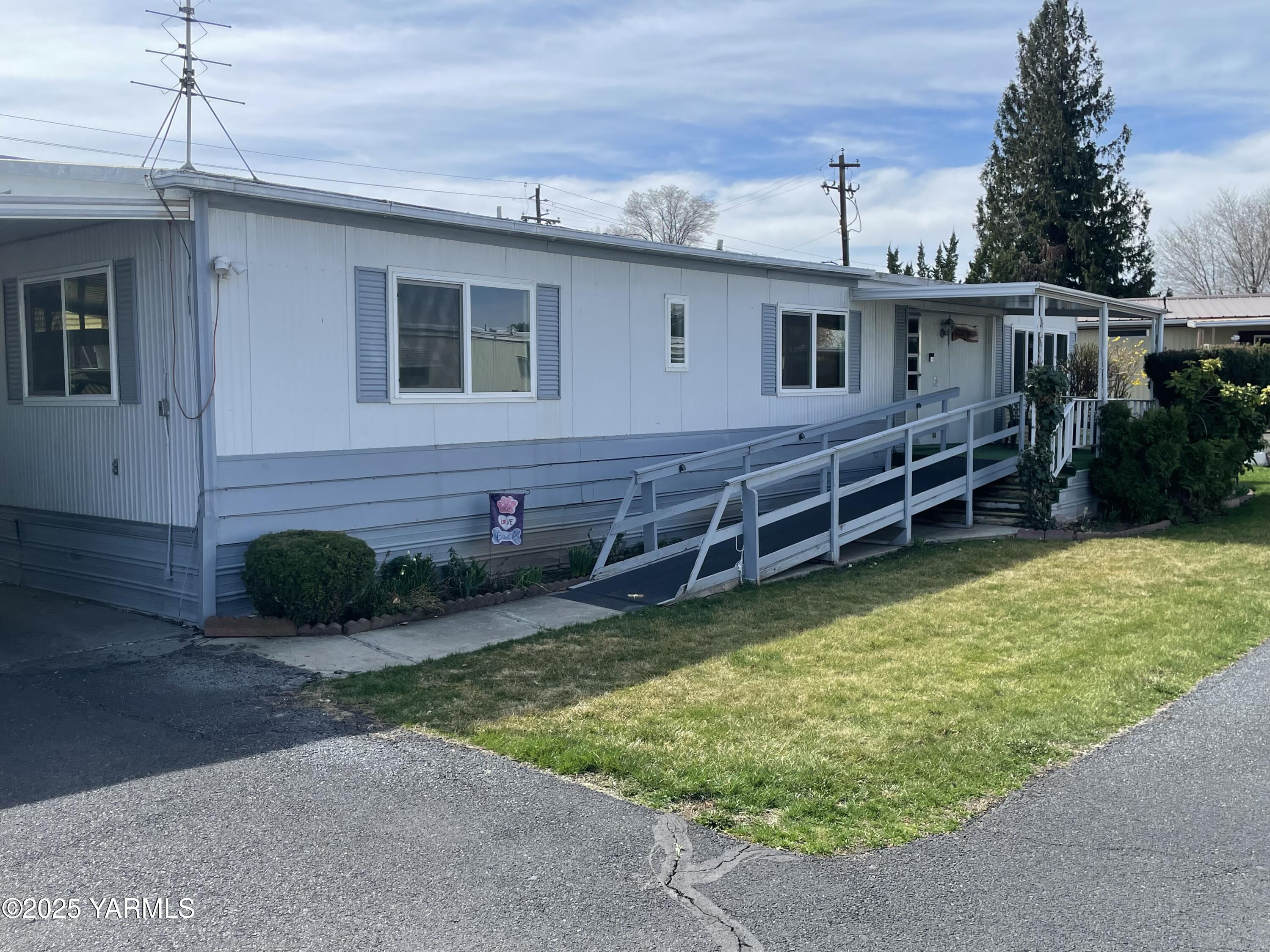 55 W Washington Ave Unit: 4