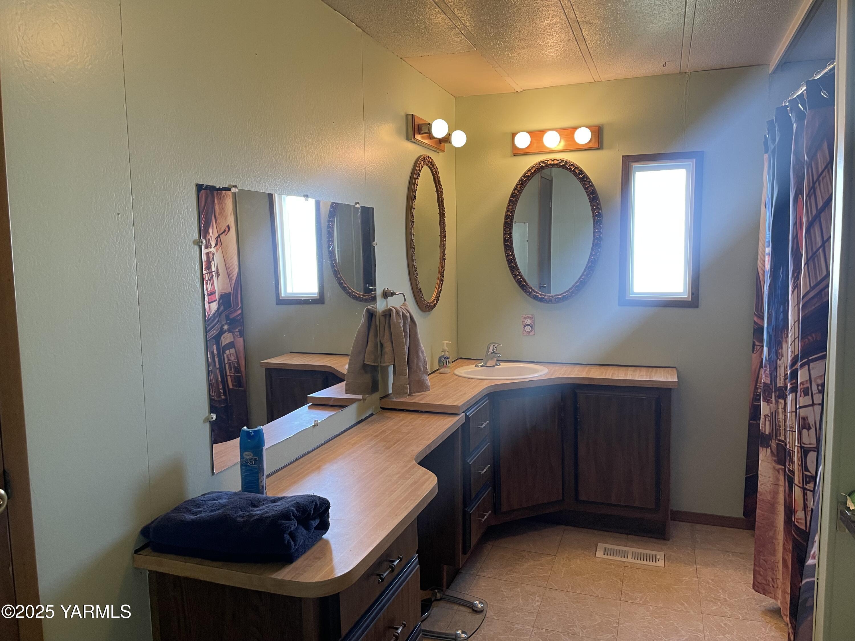 55 W Washington Ave Unit: 4