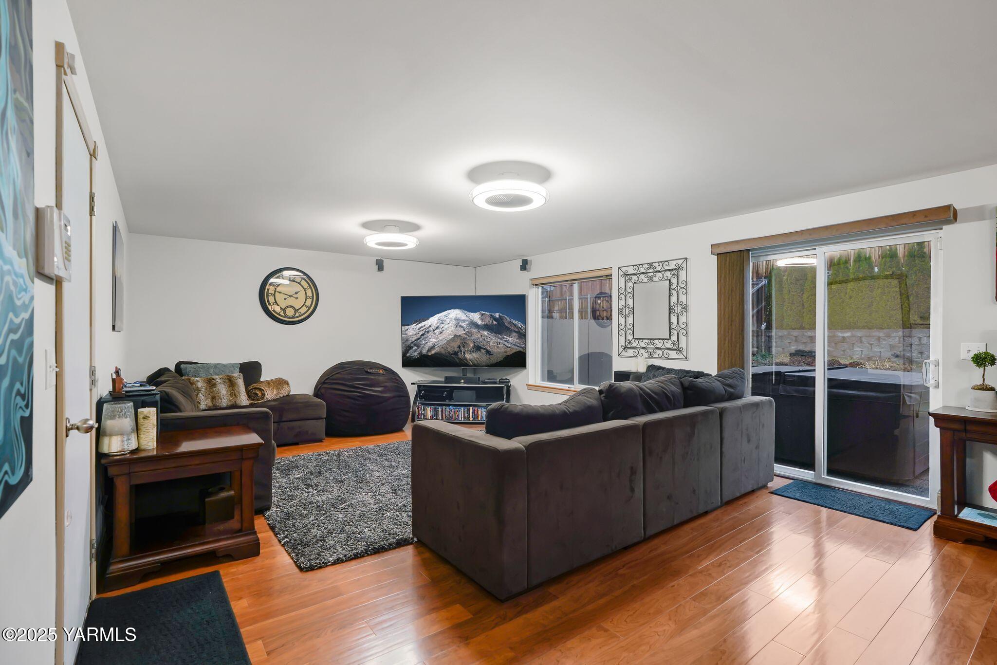 2124 S 67th Ave