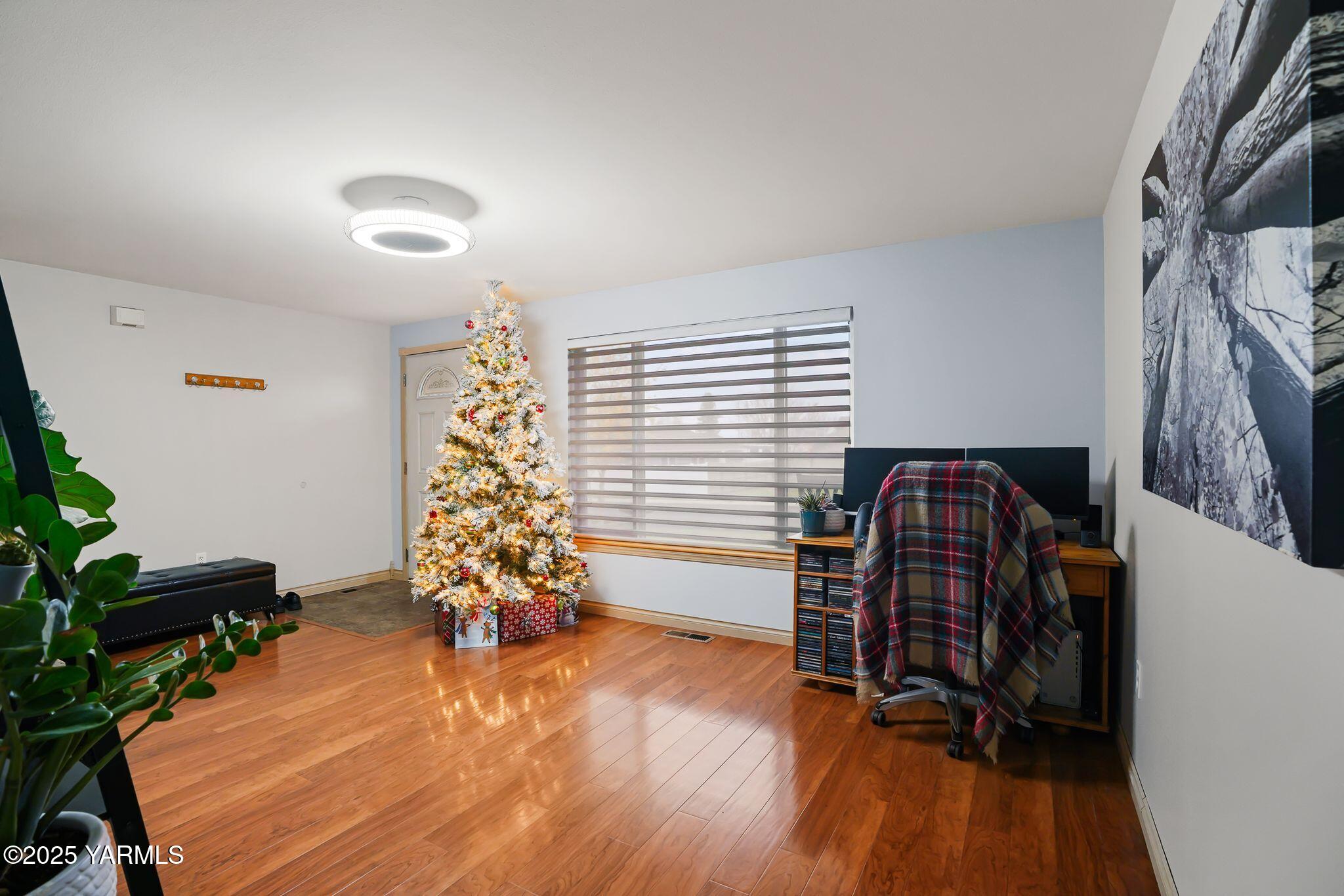 2124 S 67th Ave