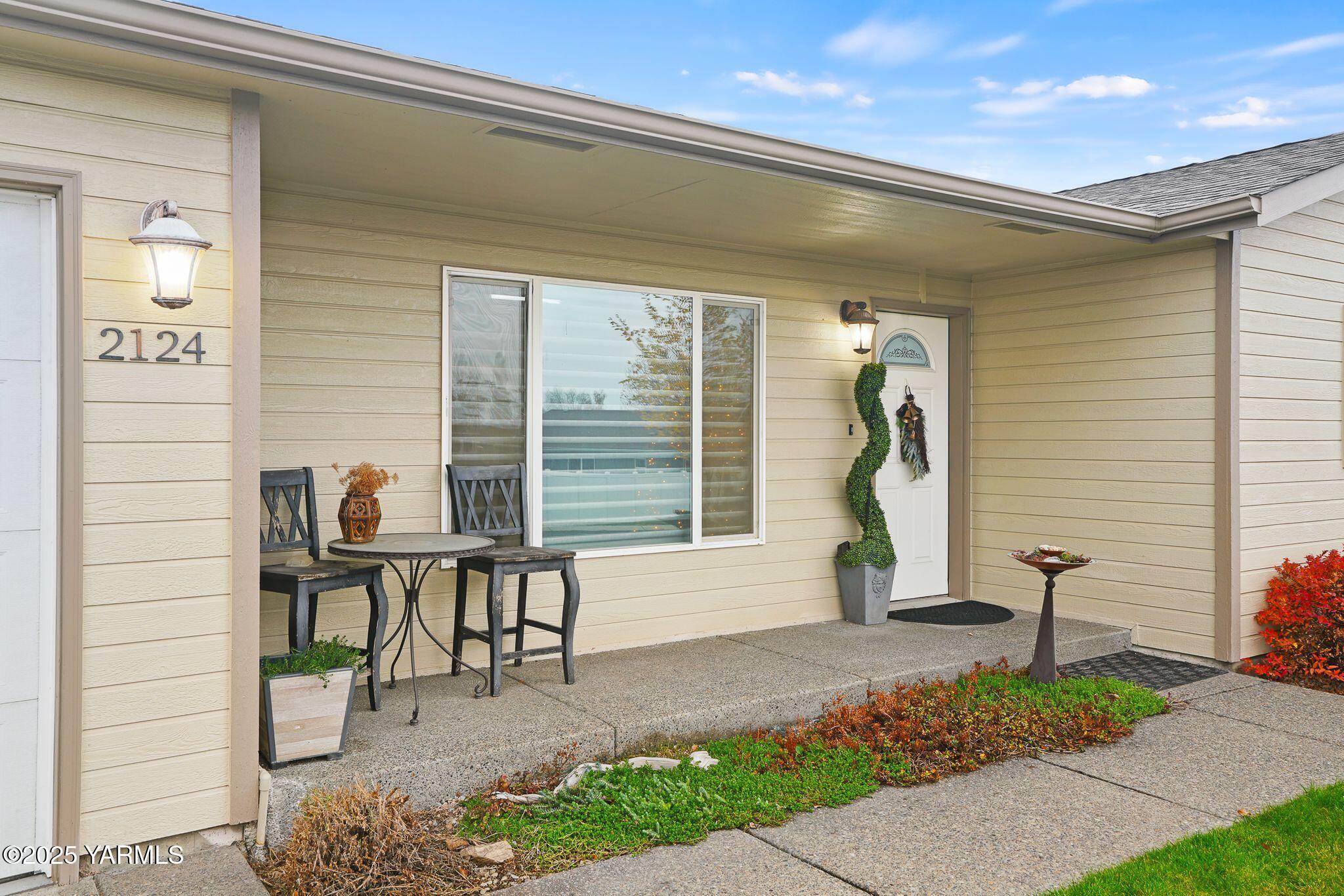 2124 S 67th Ave