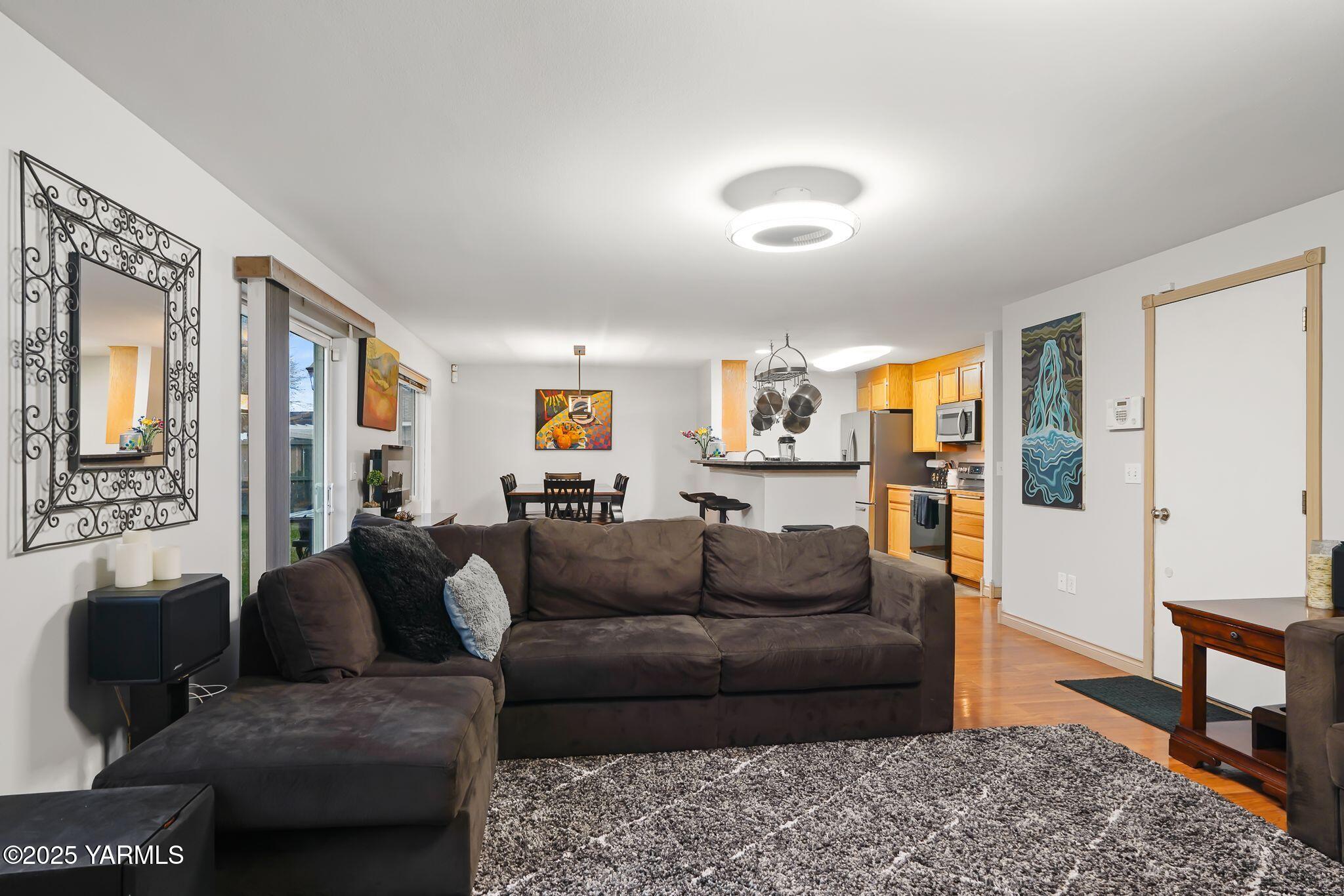 2124 S 67th Ave