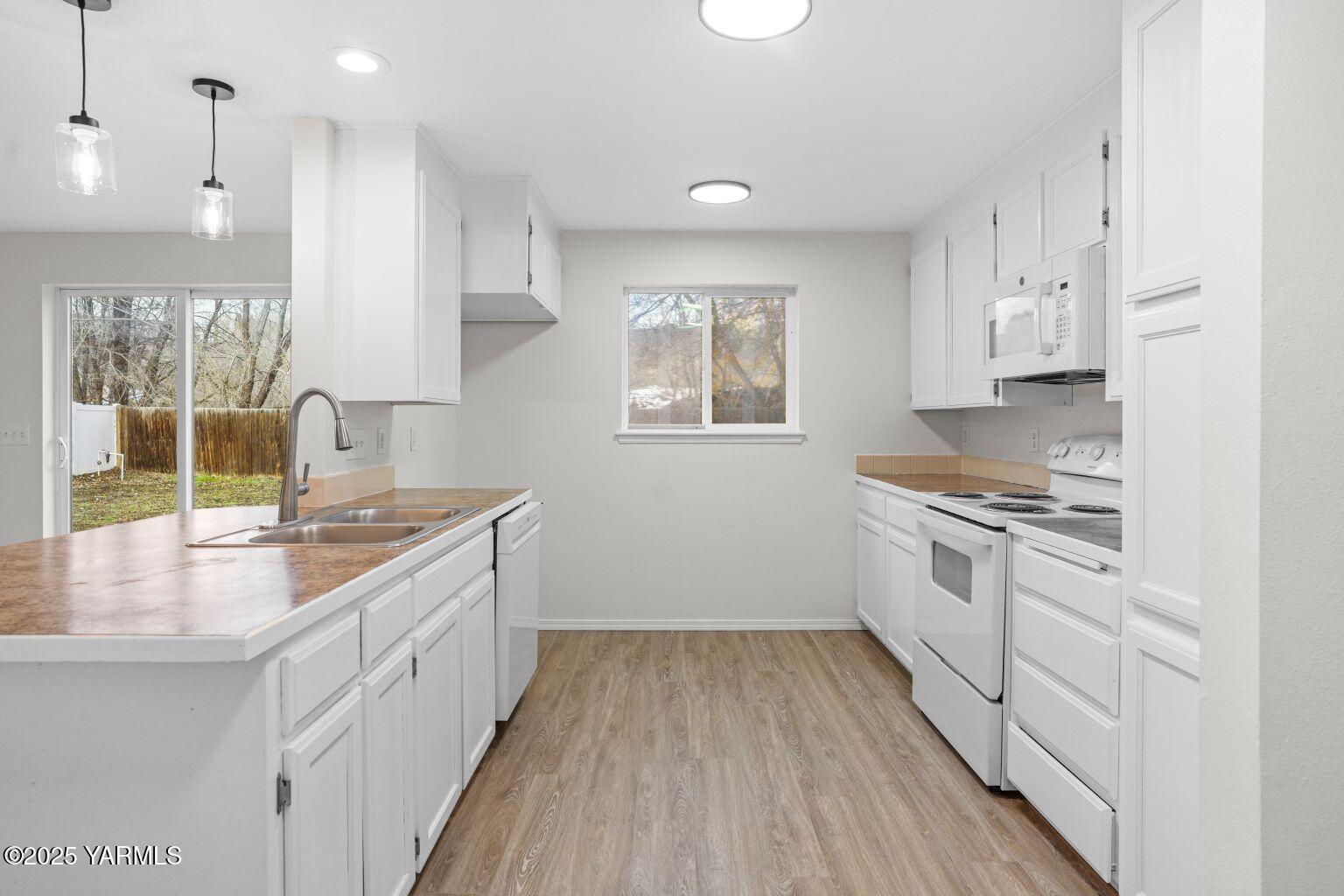 2216 S 67th Ave