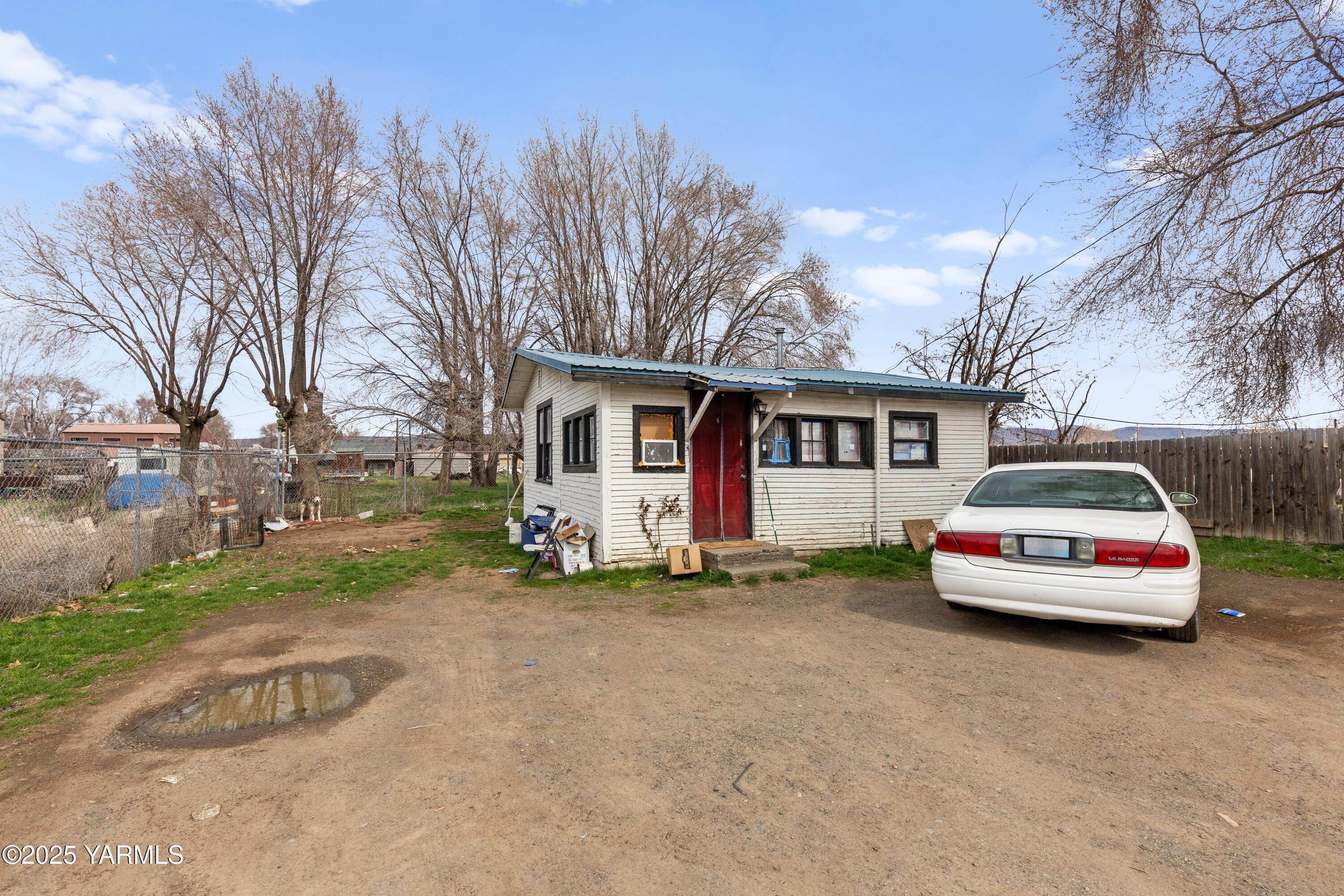811 E Viola Ave