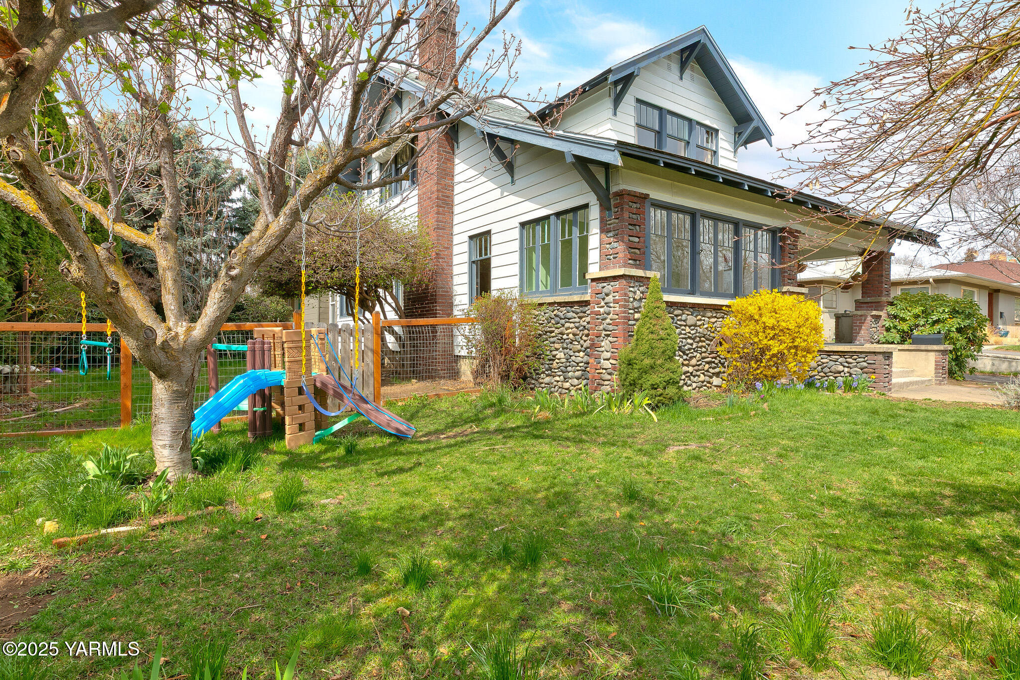 214 S 17th Ave