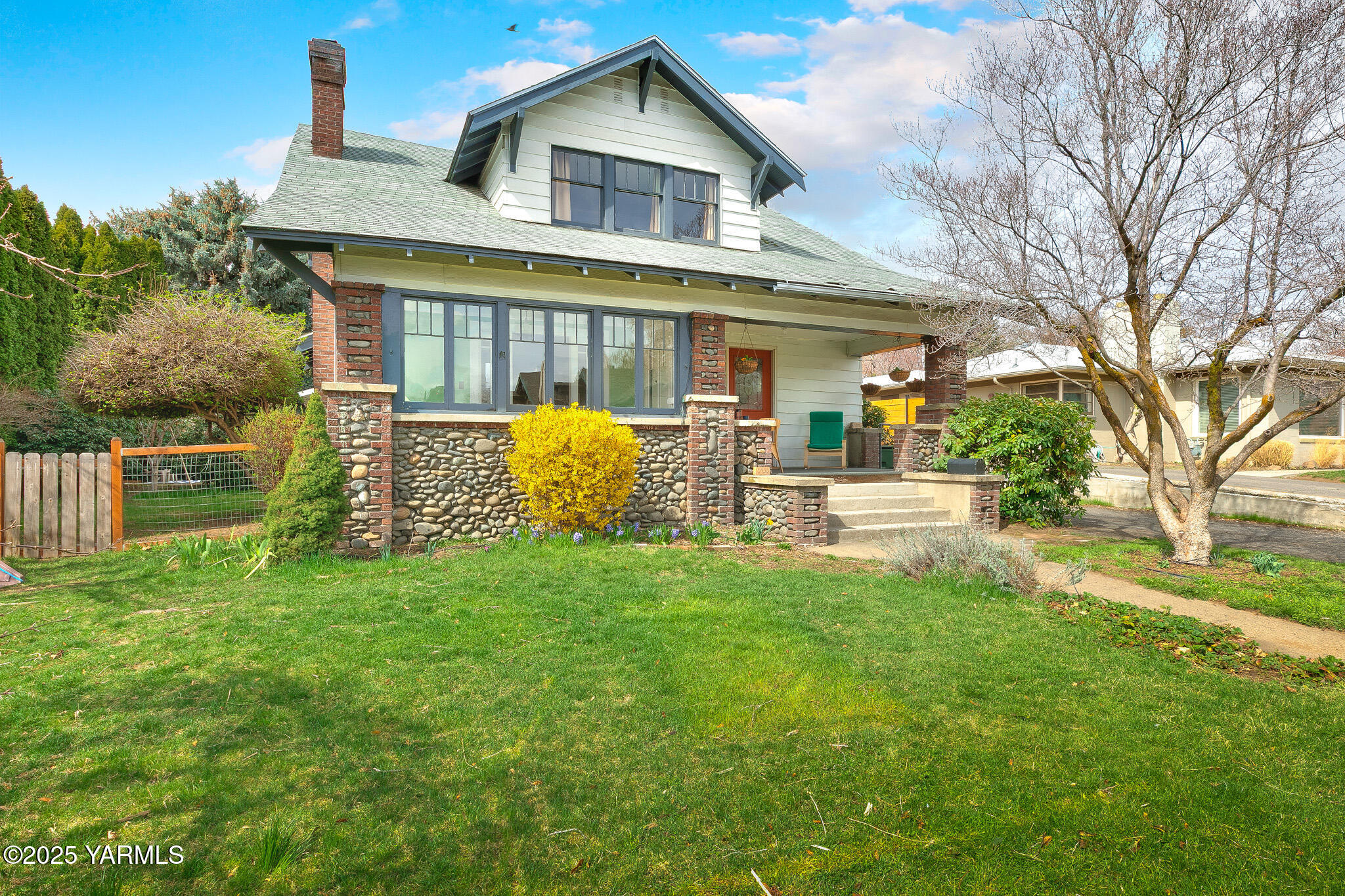 214 S 17th Ave