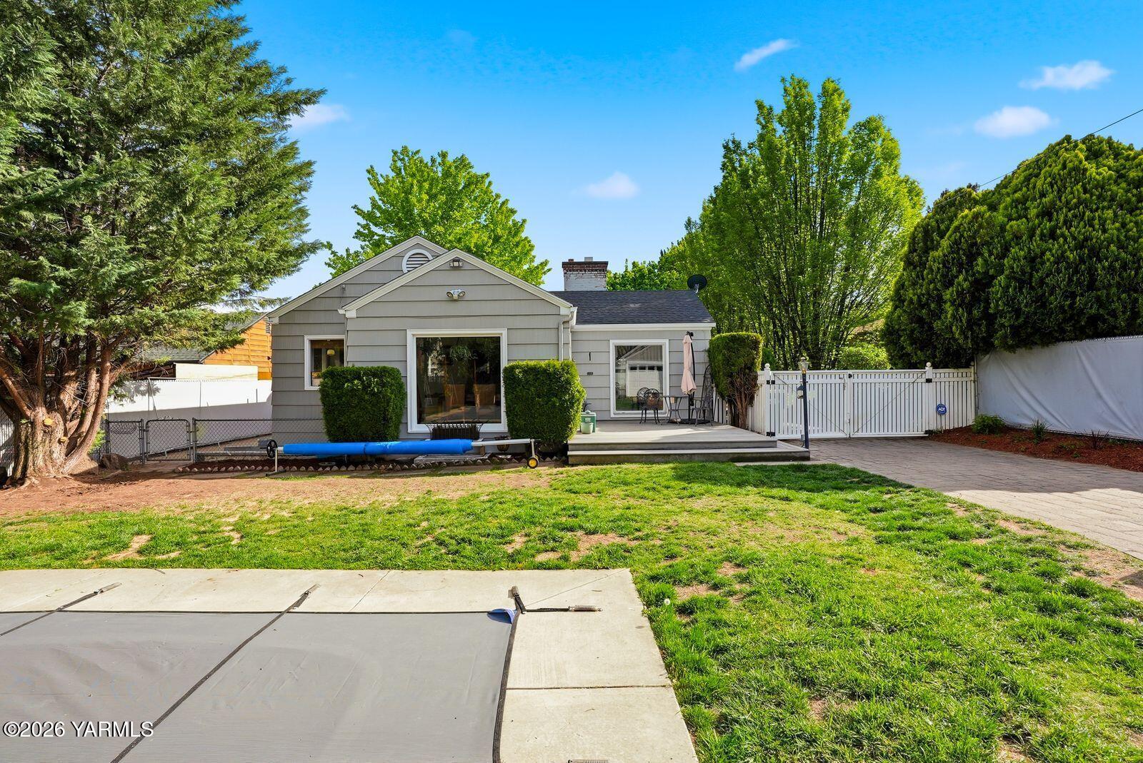2705 W Walnut St