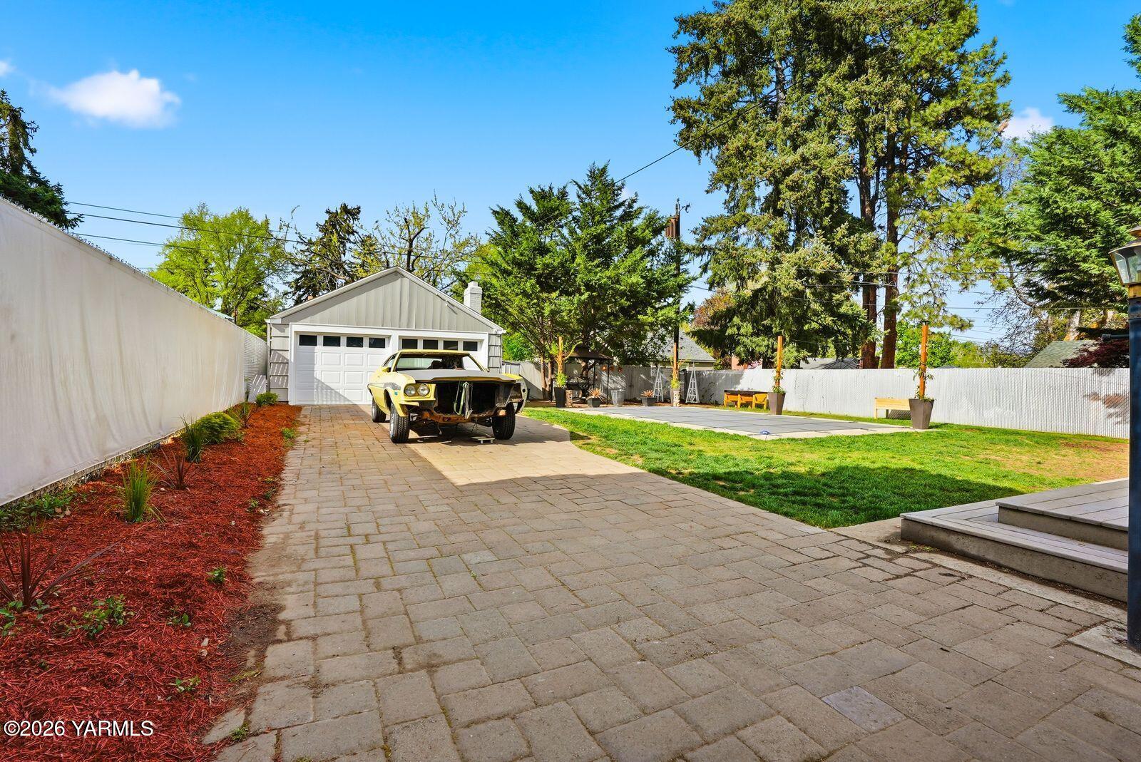 2705 W Walnut St
