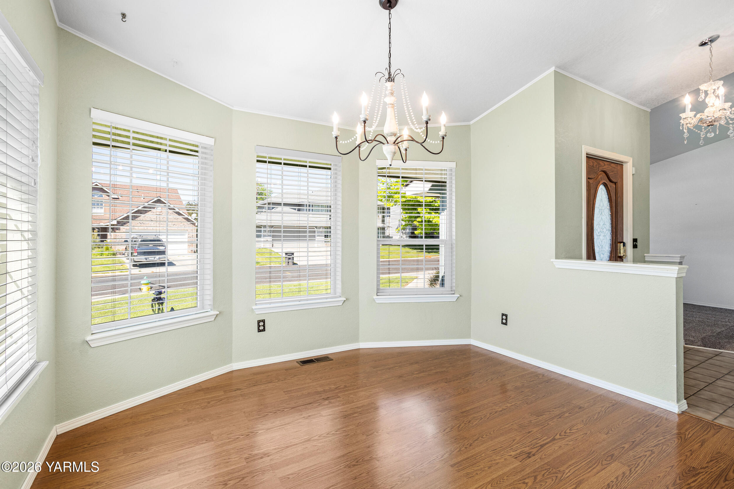 805 S 57th Ave