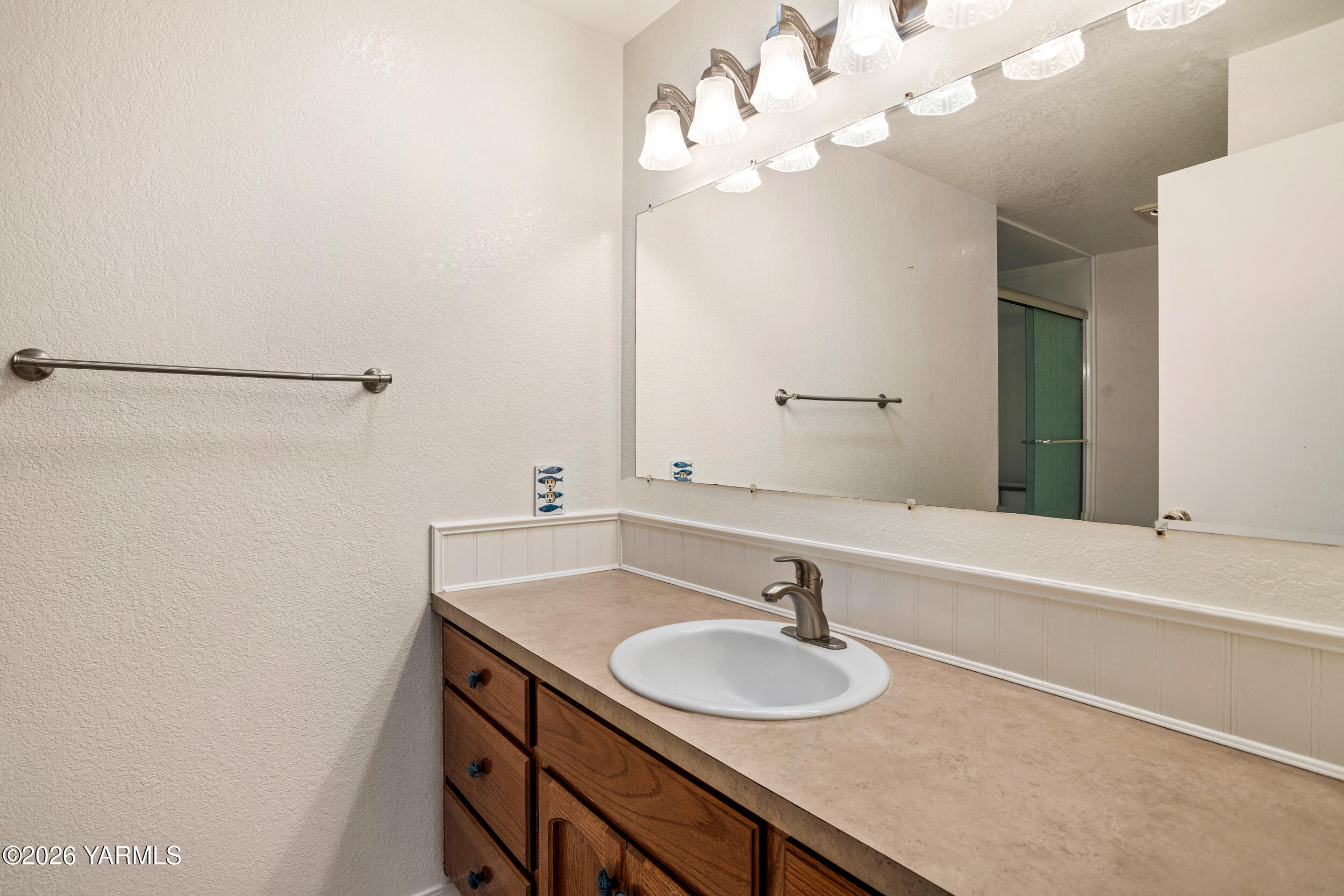 805 S 57th Ave