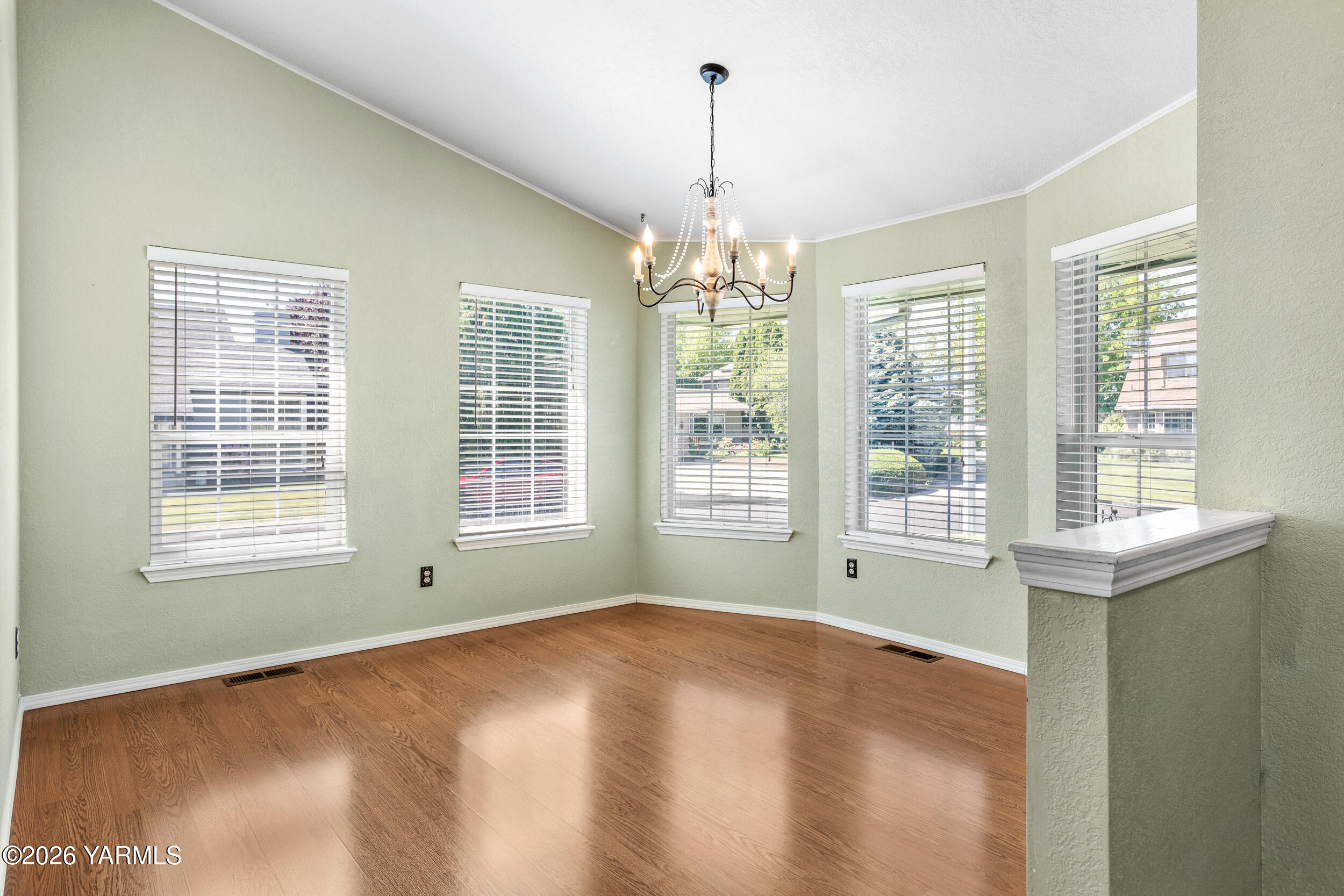 805 S 57th Ave