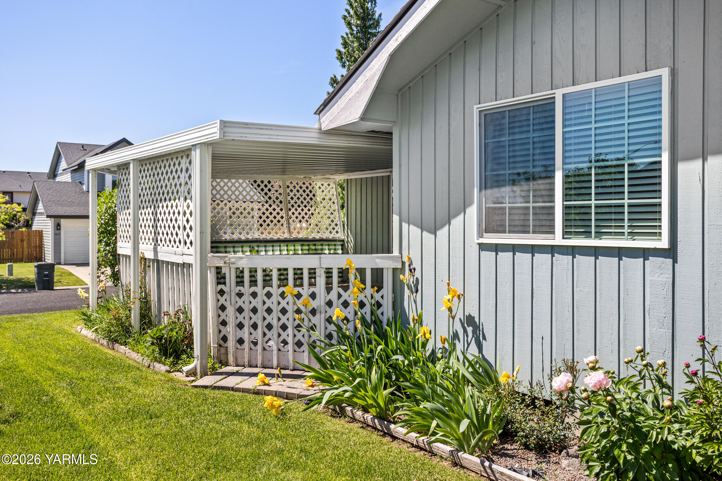805 S 57th Ave