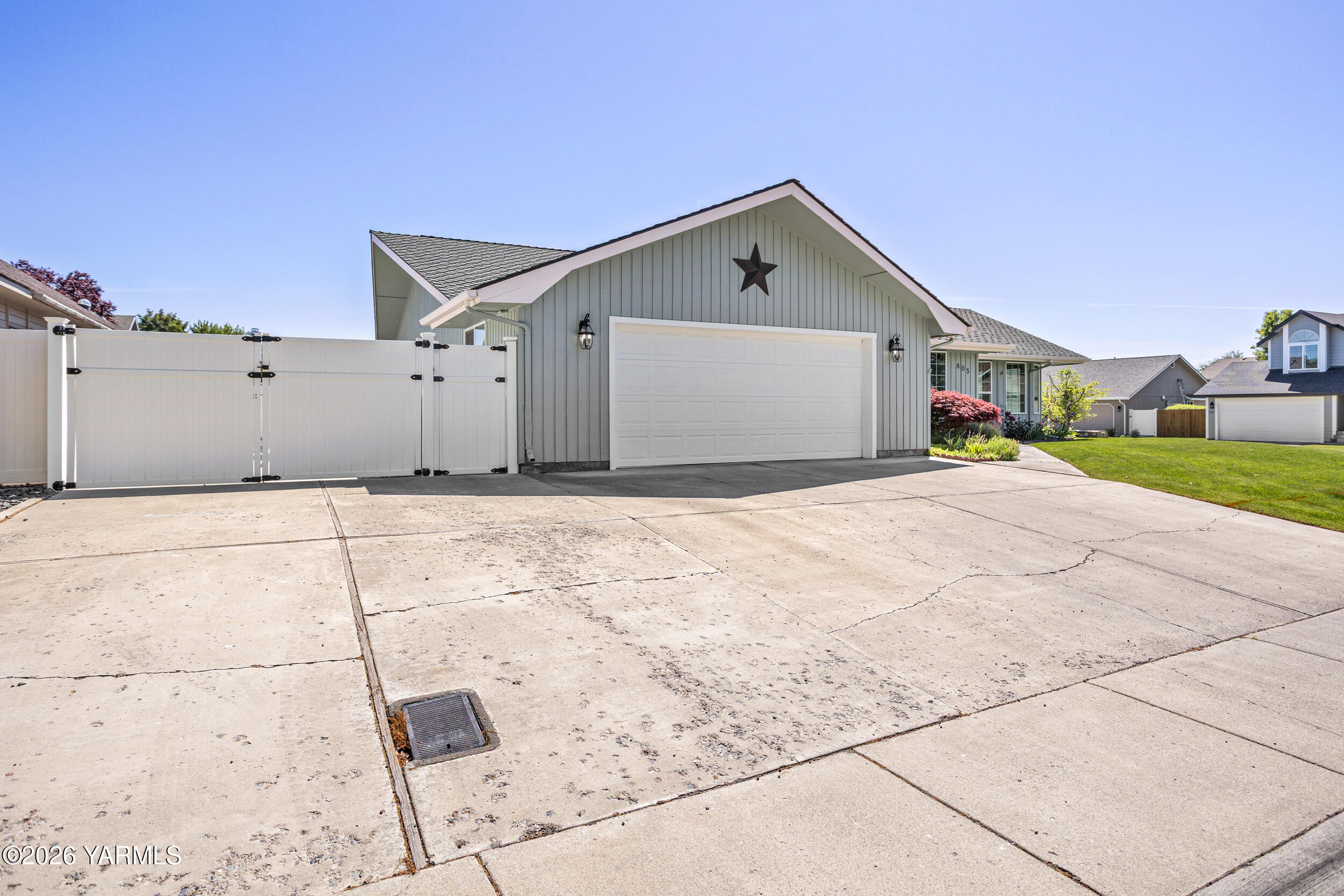 805 S 57th Ave