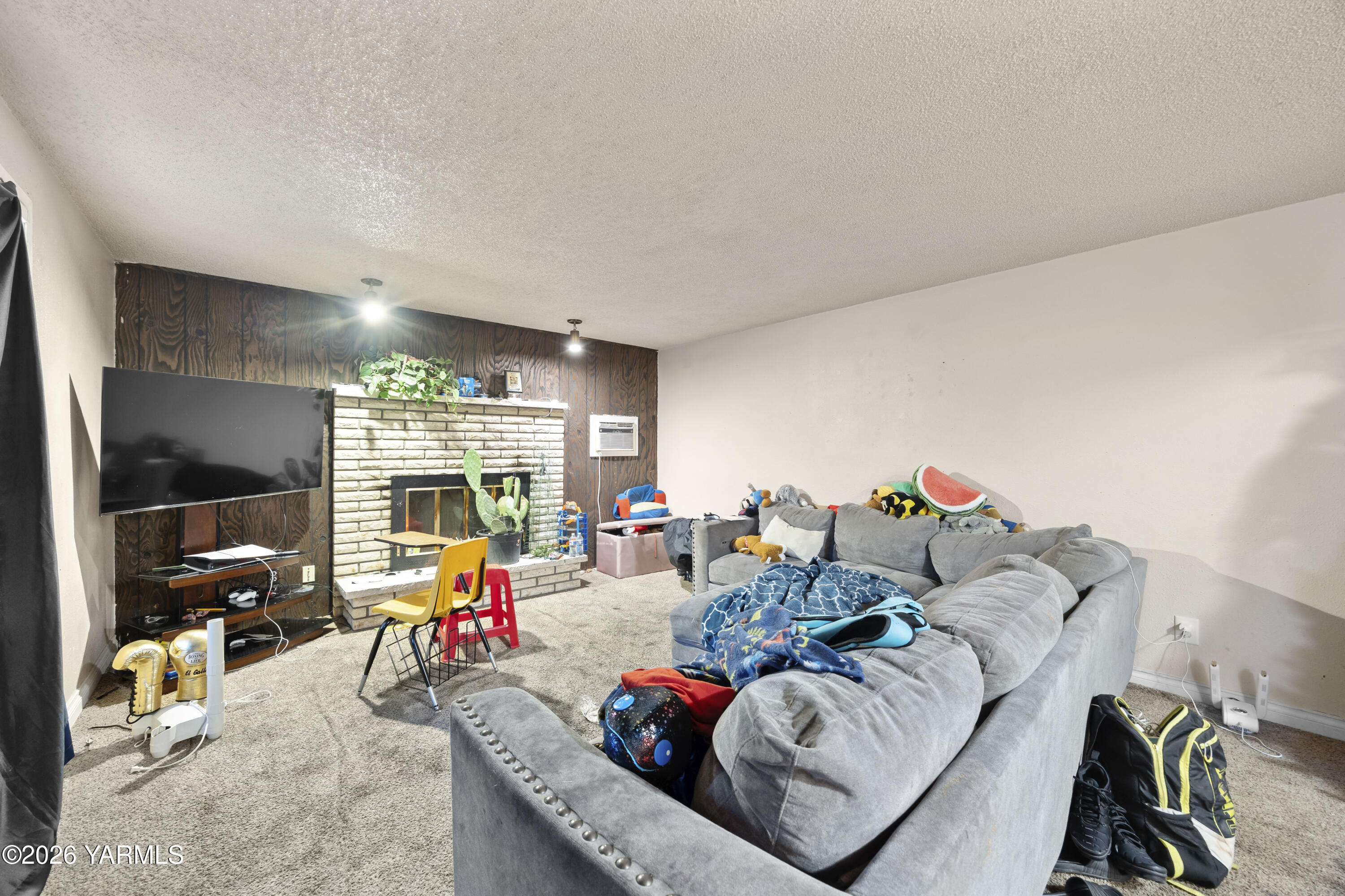 115 E D St