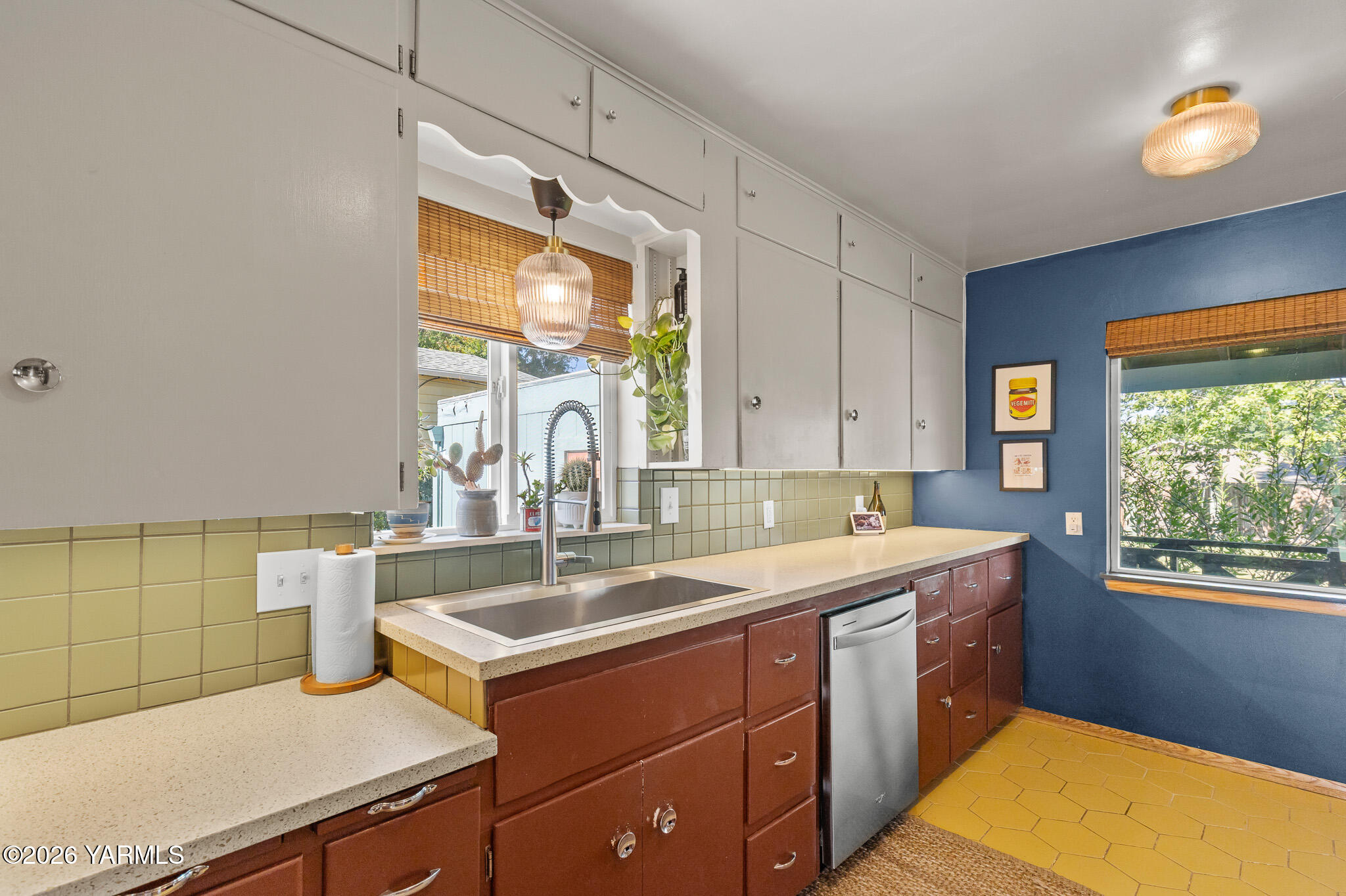 302 N 27th Ave