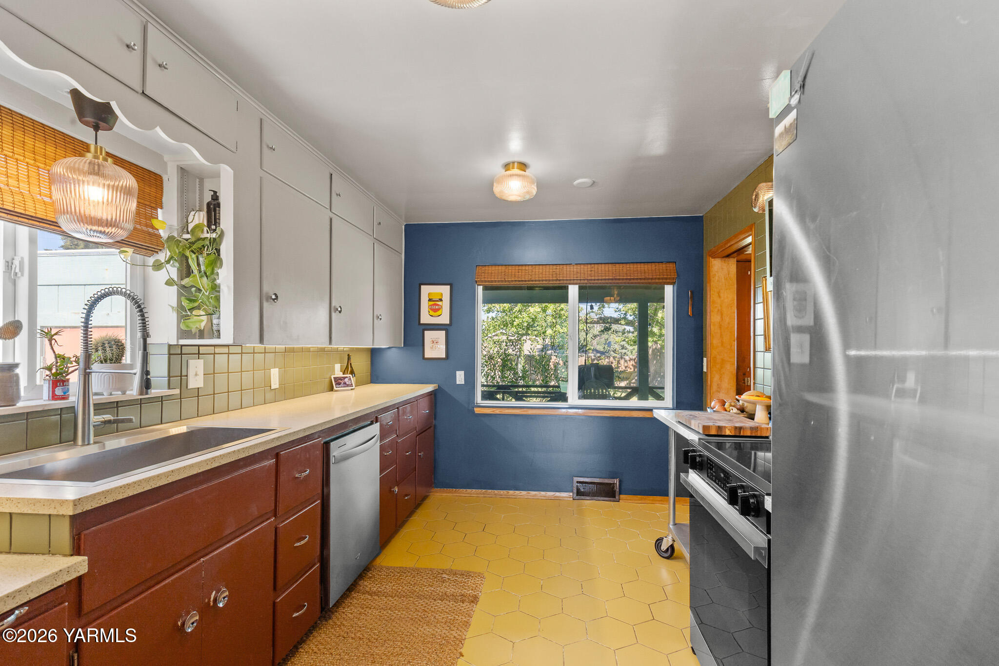 302 N 27th Ave
