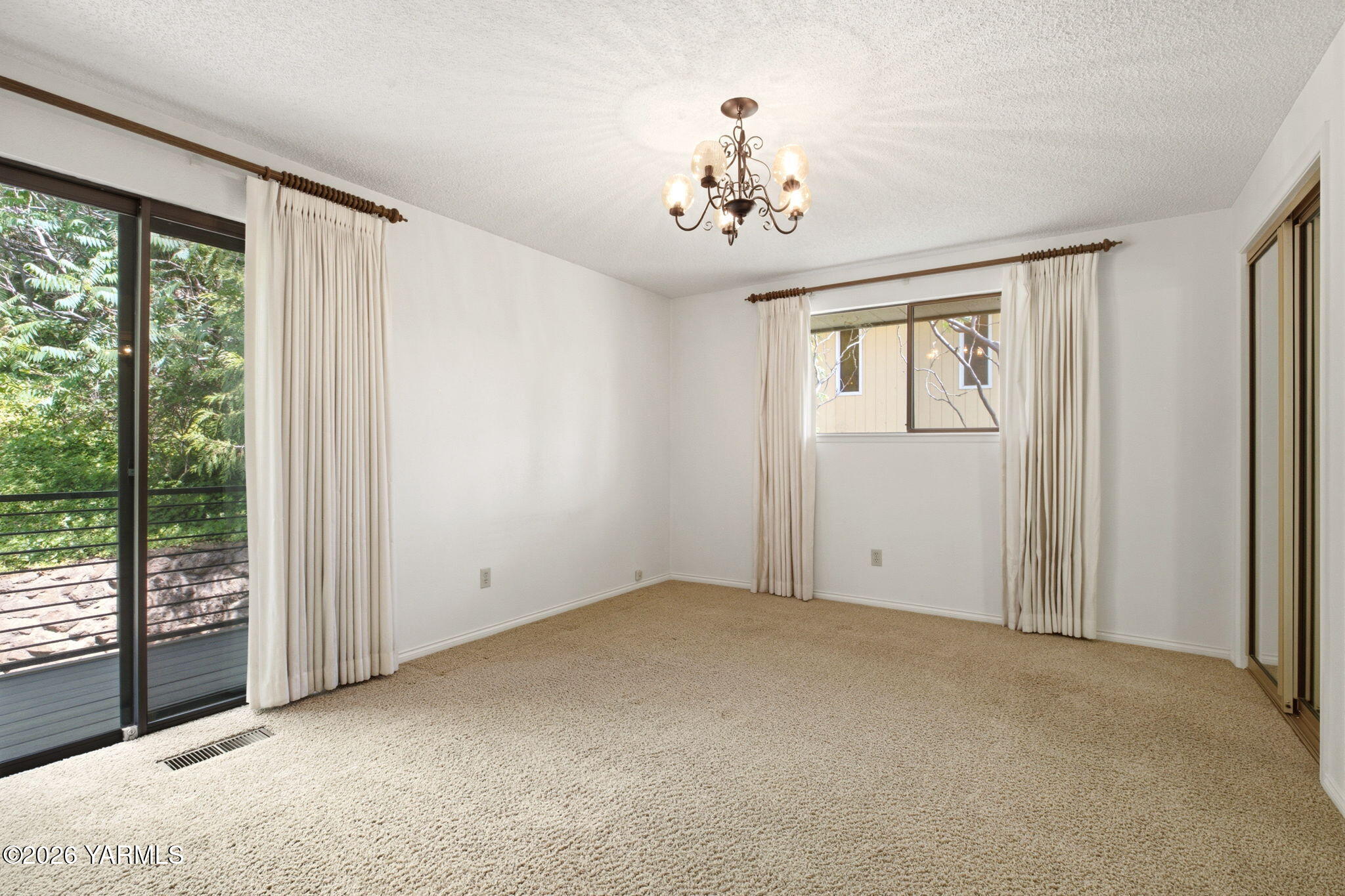 910 Carriage Hill Dr