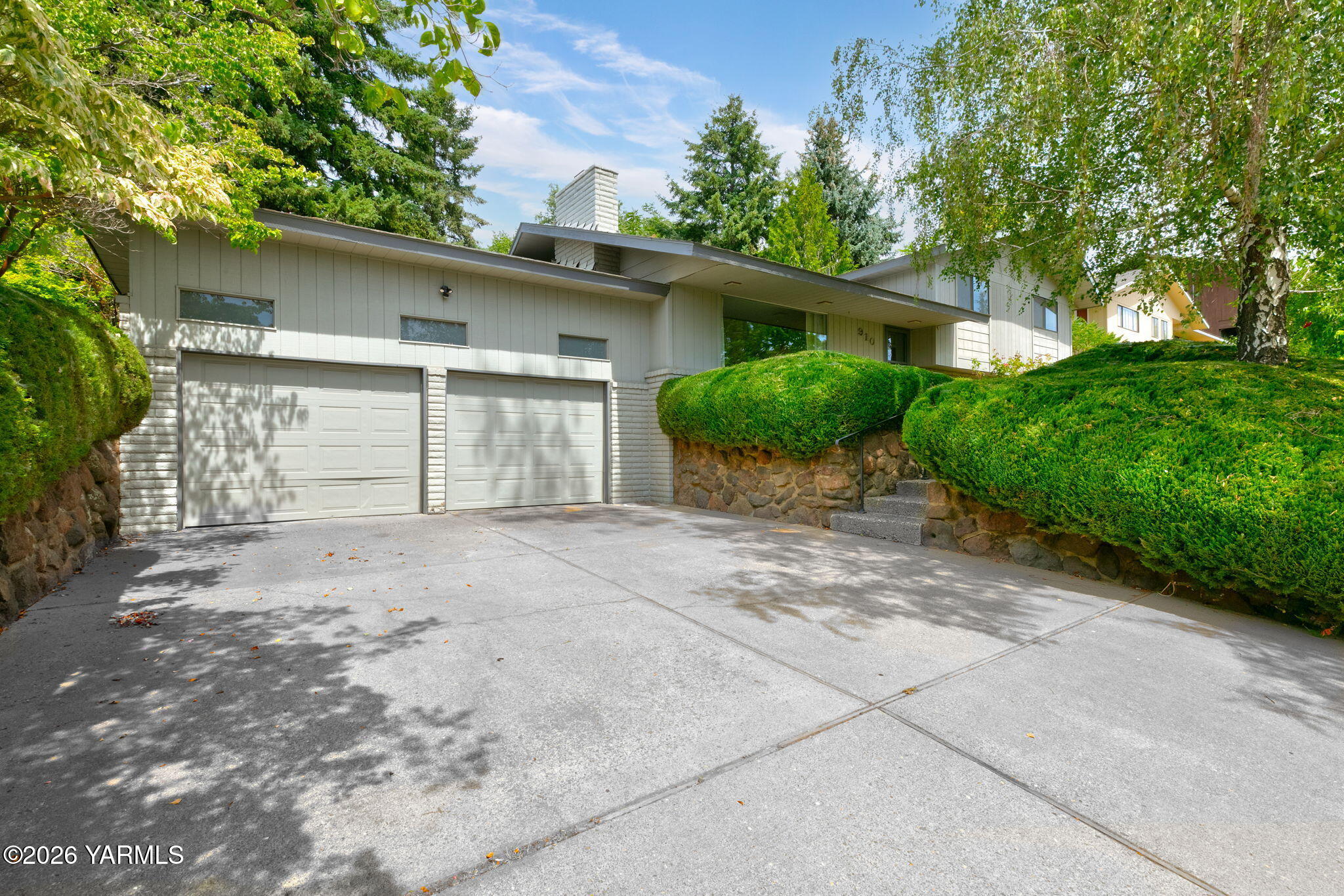 910 Carriage Hill Dr