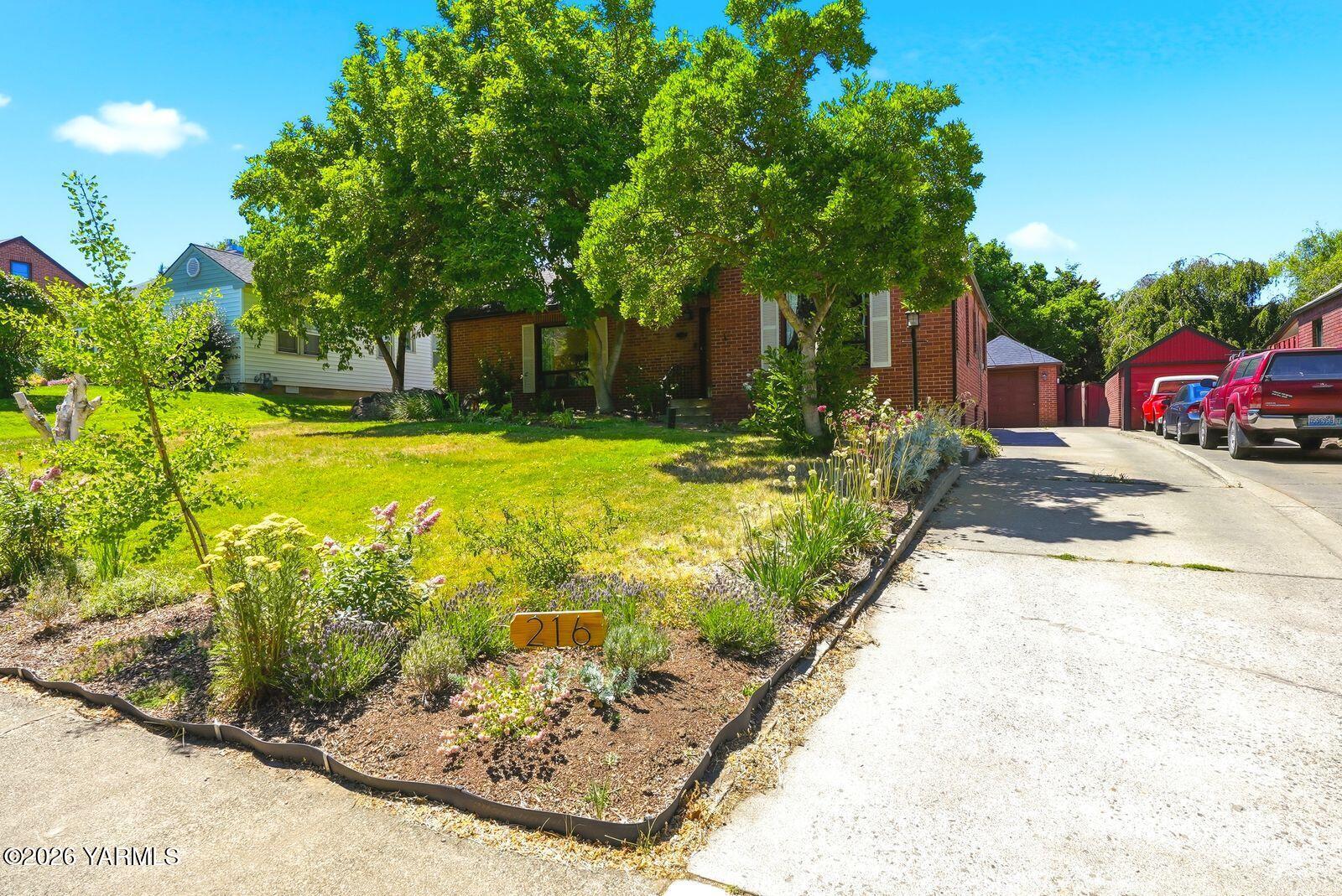 216 N 25th Ave
