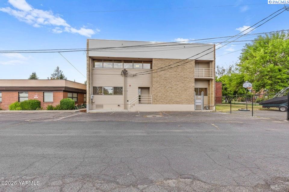 303 S 12th Ave