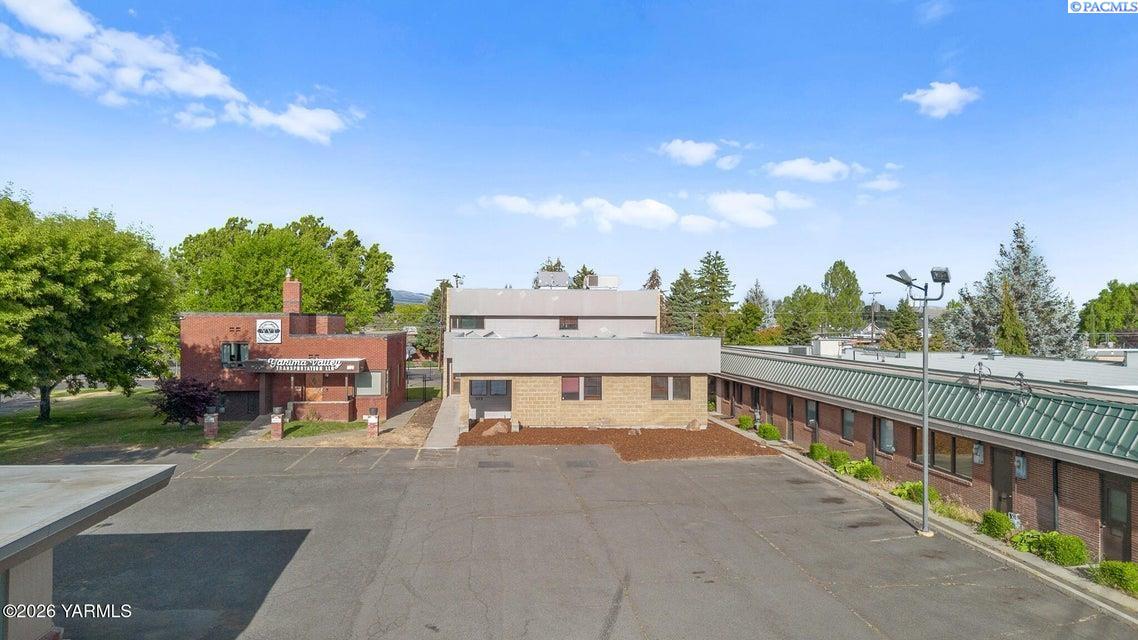 303 S 12th Ave