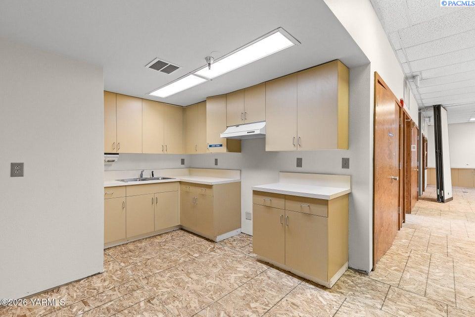 303 S 12th Ave