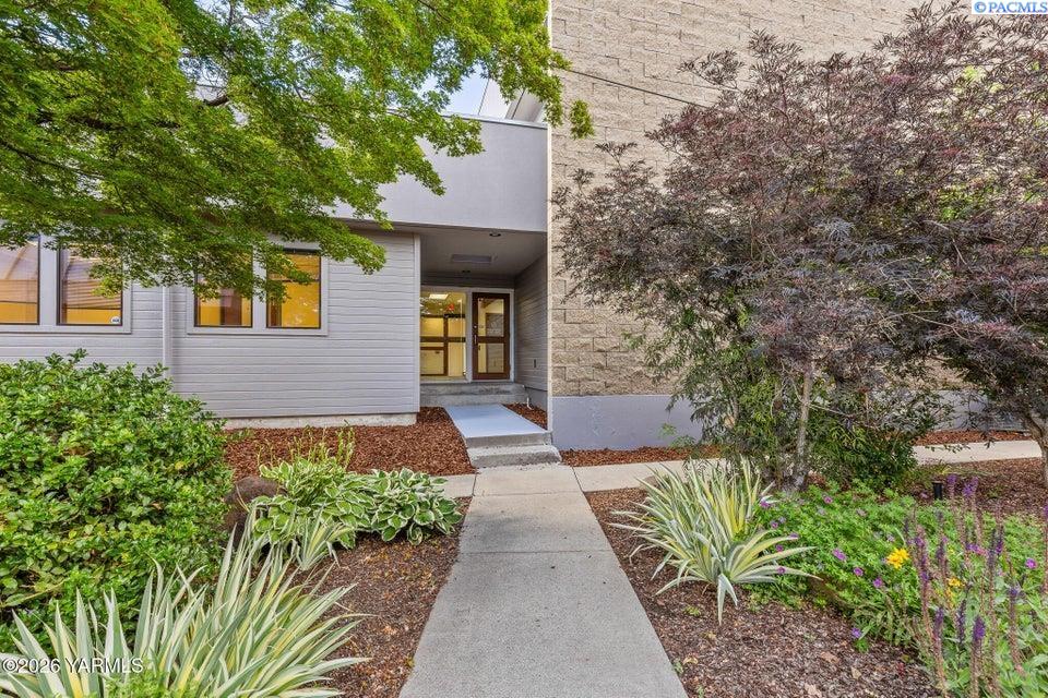 303 S 12th Ave