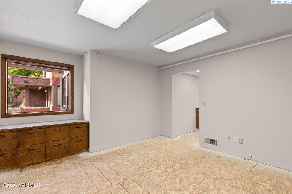 303 S 12th Ave