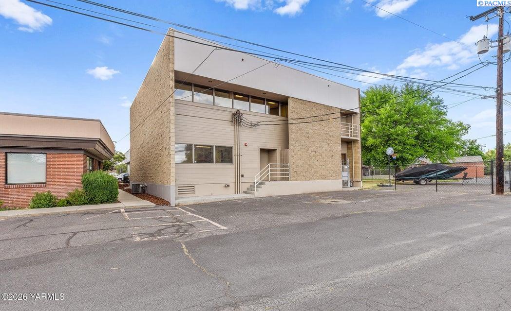 303 S 12th Ave