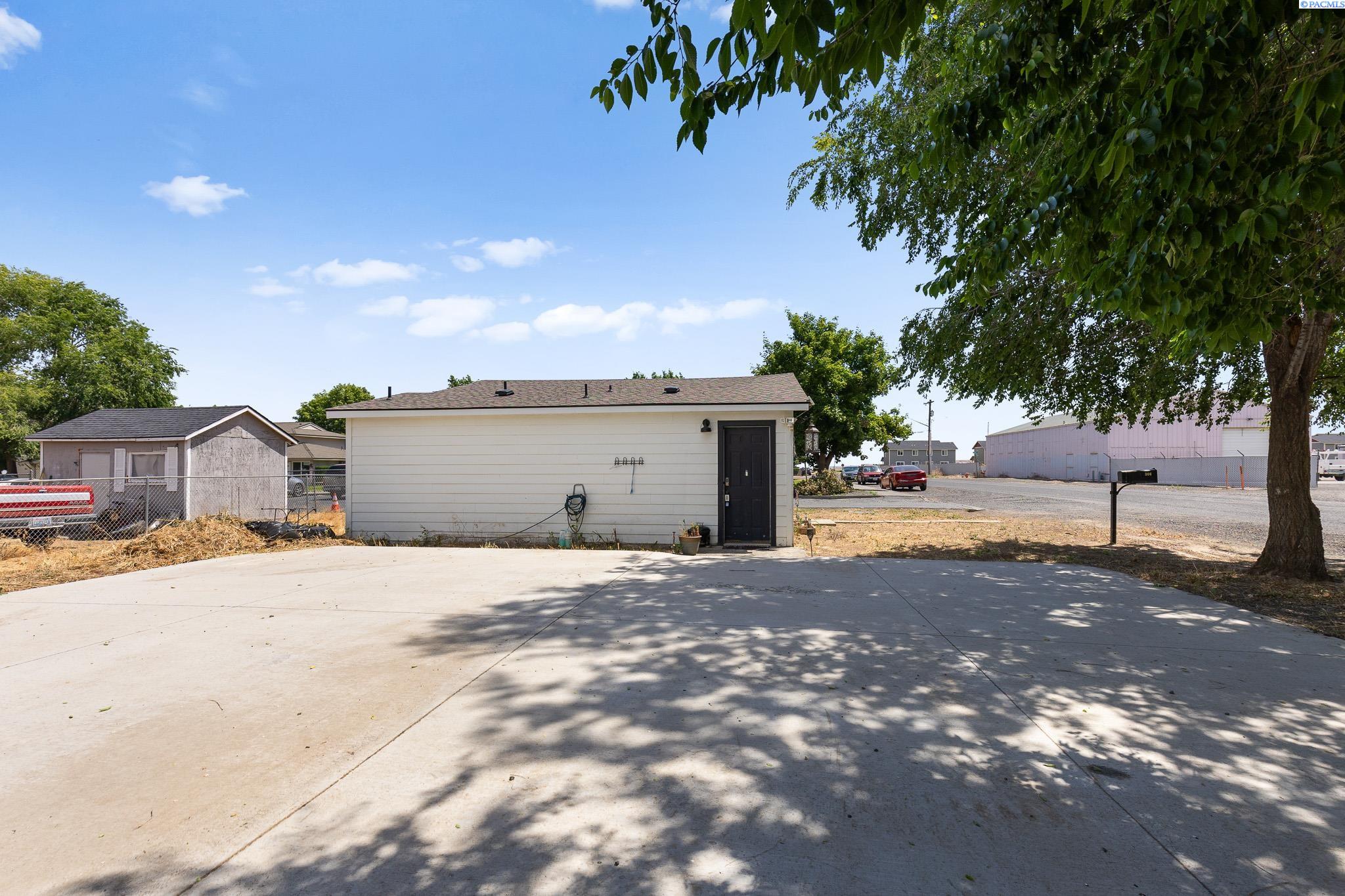 306 E 5th St
