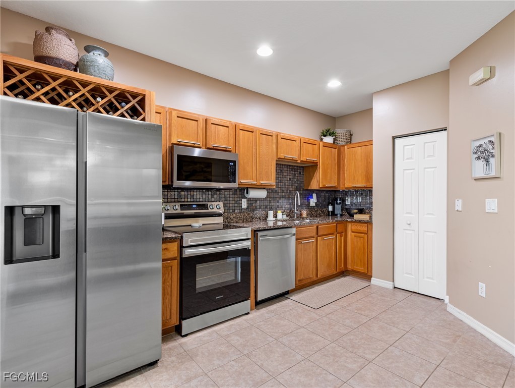 9666 Roundstone CIR