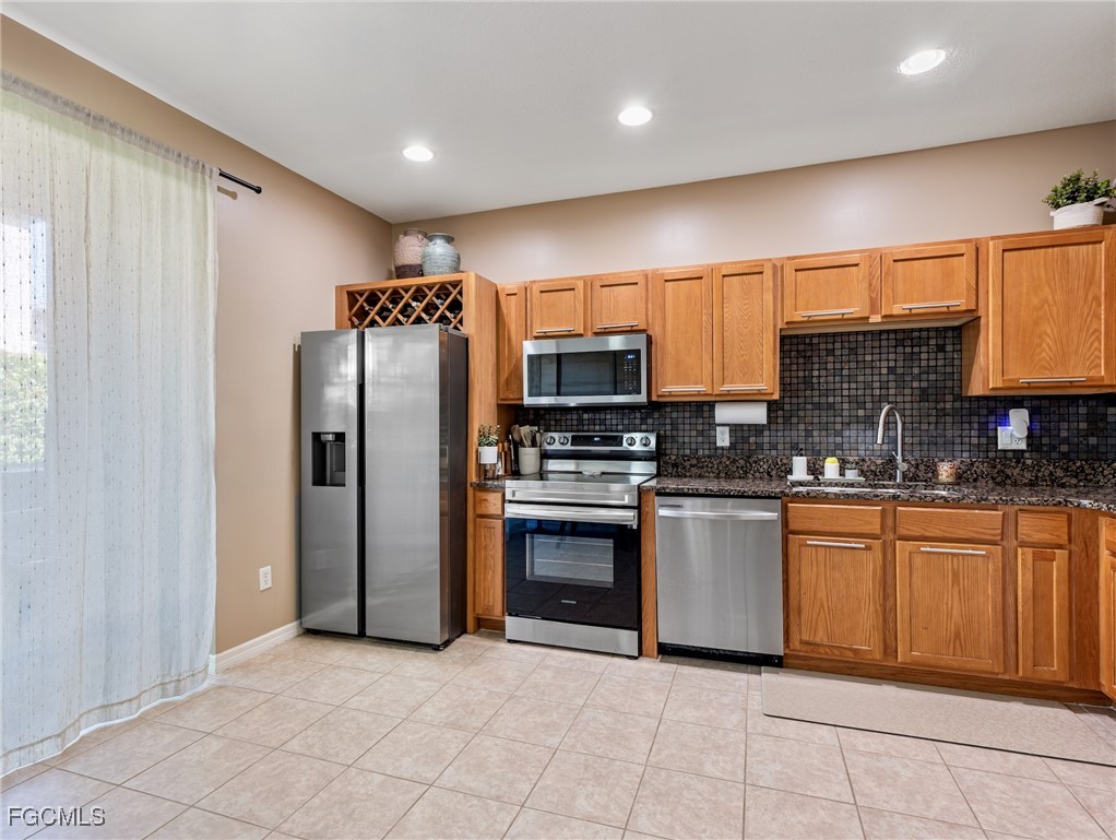 9666 Roundstone CIR
