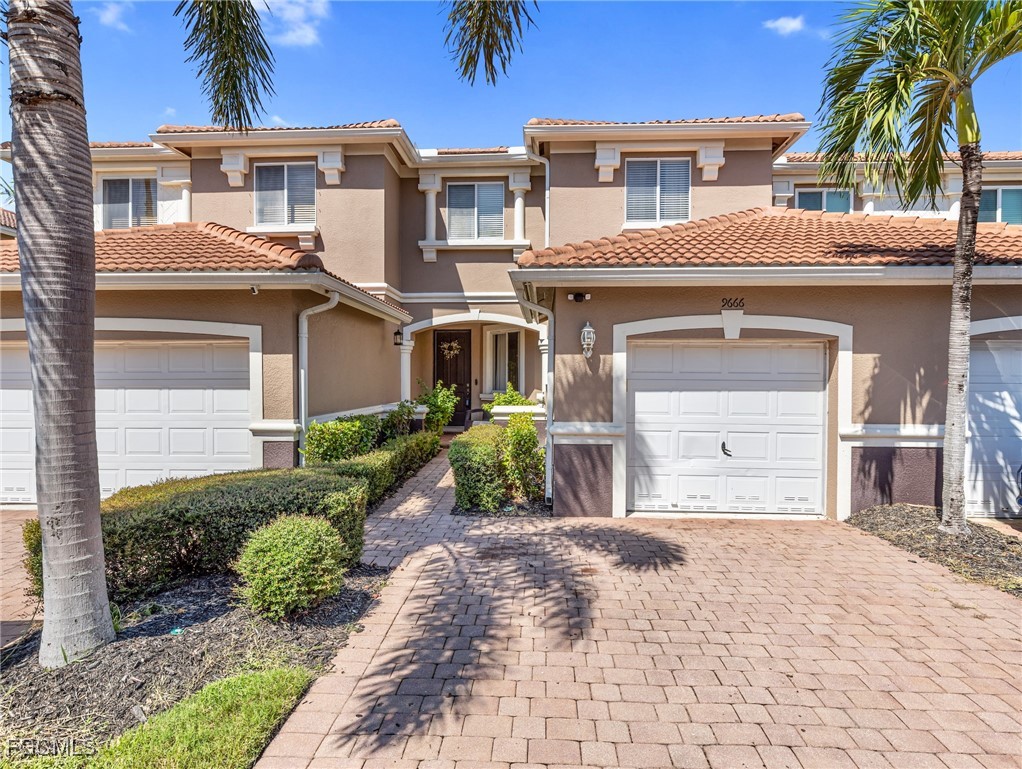 9666 Roundstone CIR