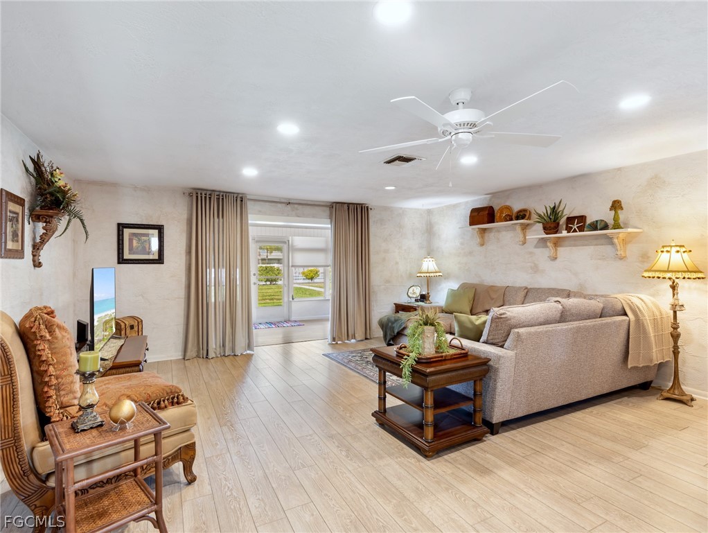 5560 Trellis LN