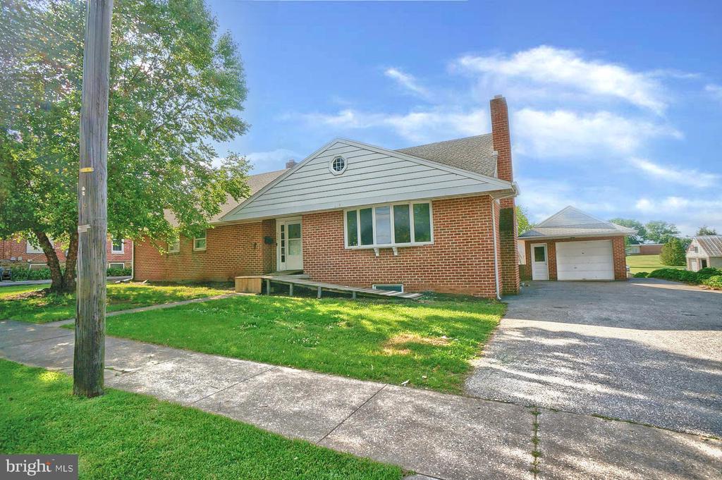 220 Lincoln Way E