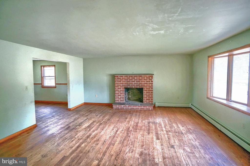 220 Lincoln Way E