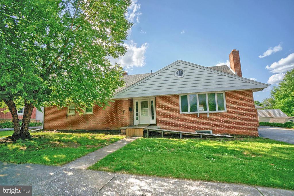 220 Lincoln Way E