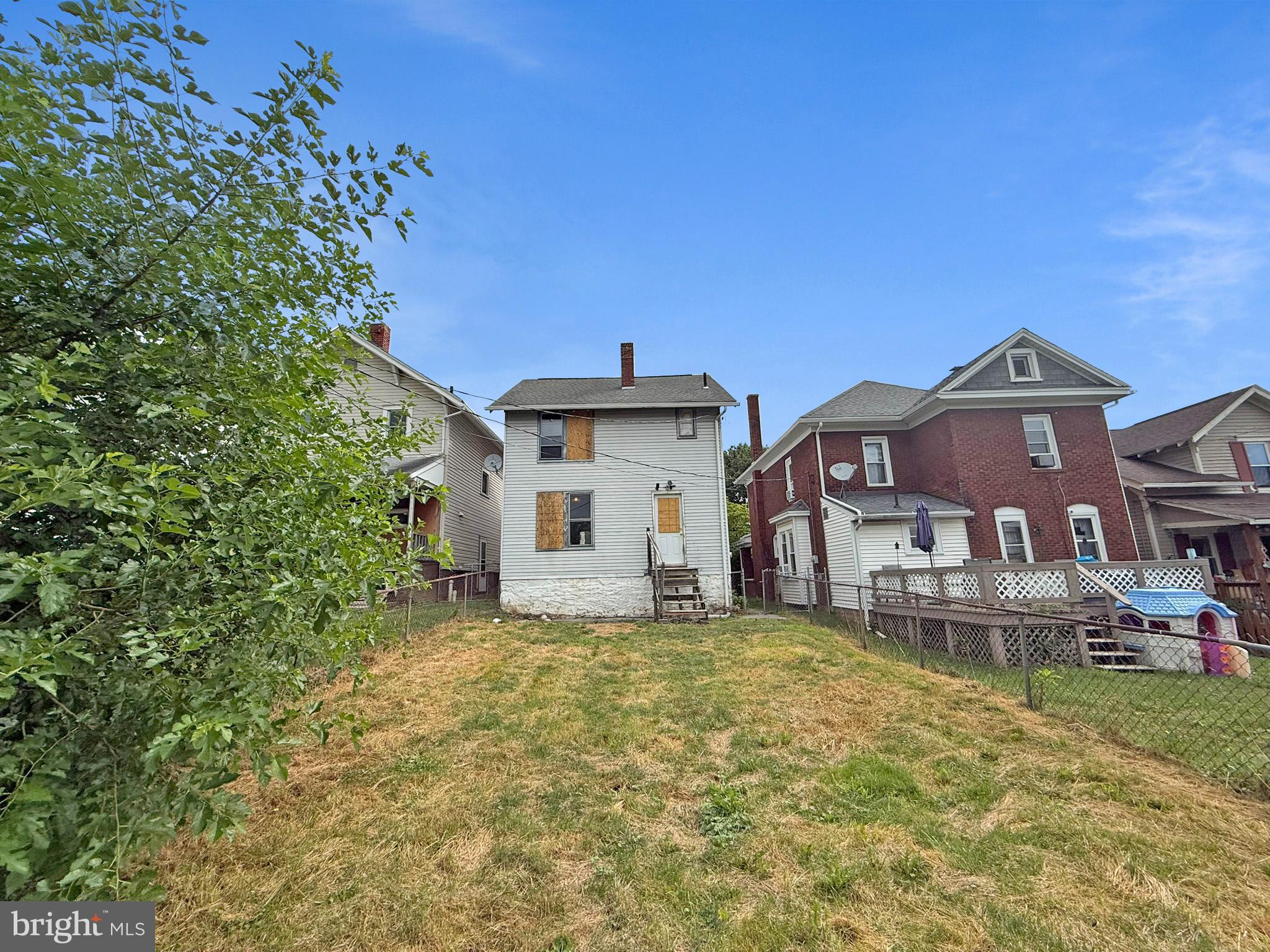 1105 N 3rd St