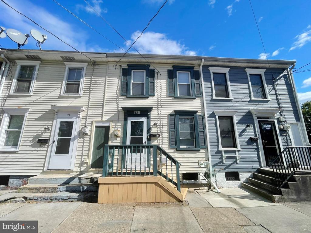 121 S East St