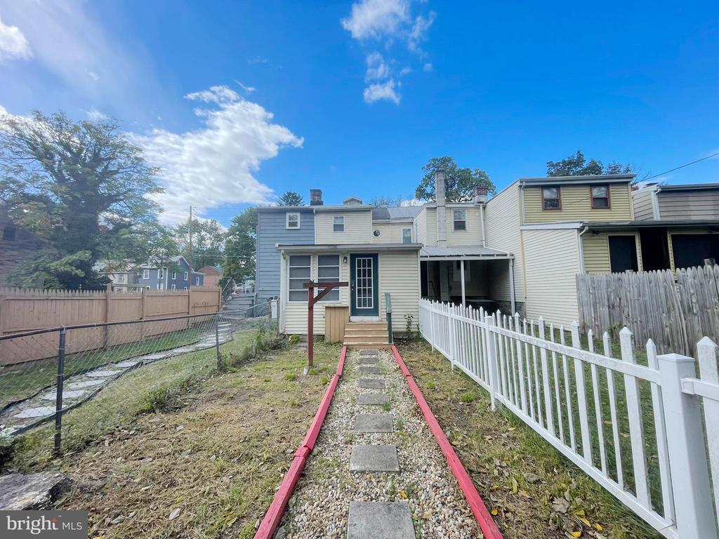 121 S East St