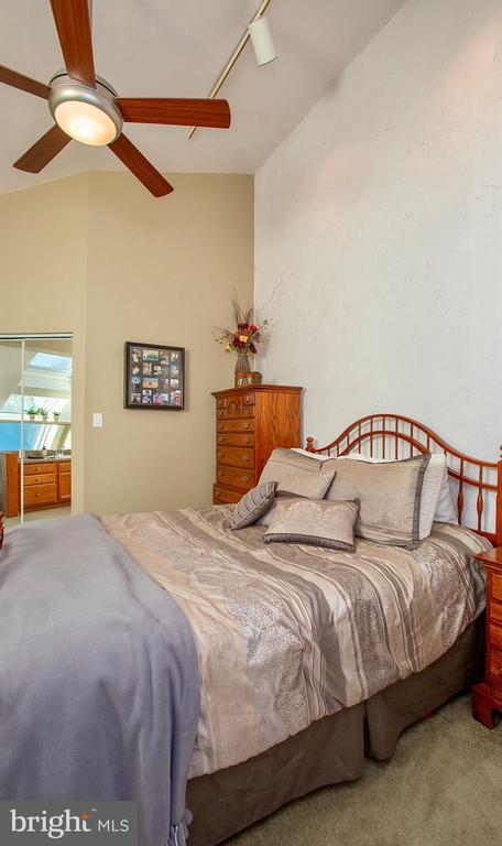 640 Geneva Dr #13