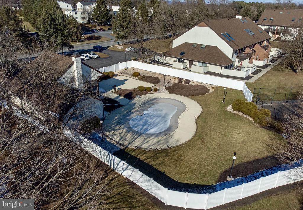 640 Geneva Dr #13
