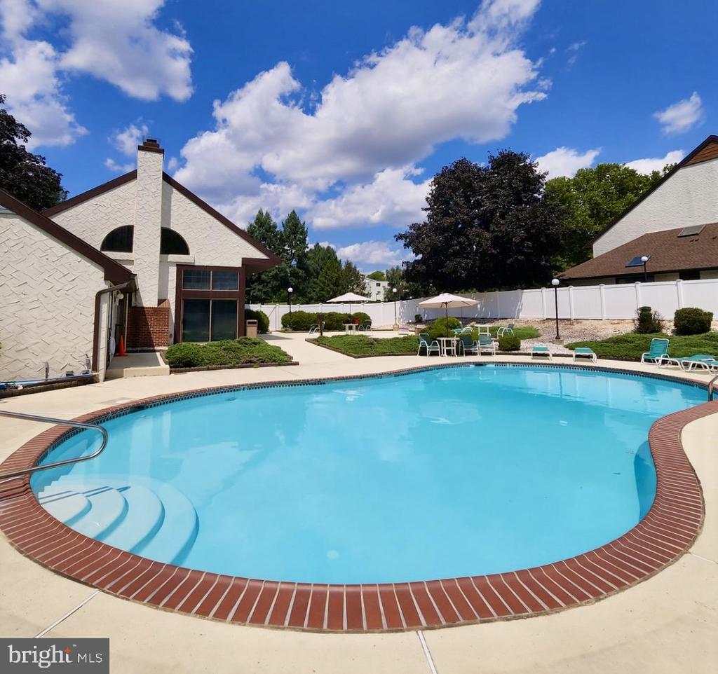 640 Geneva Dr #13