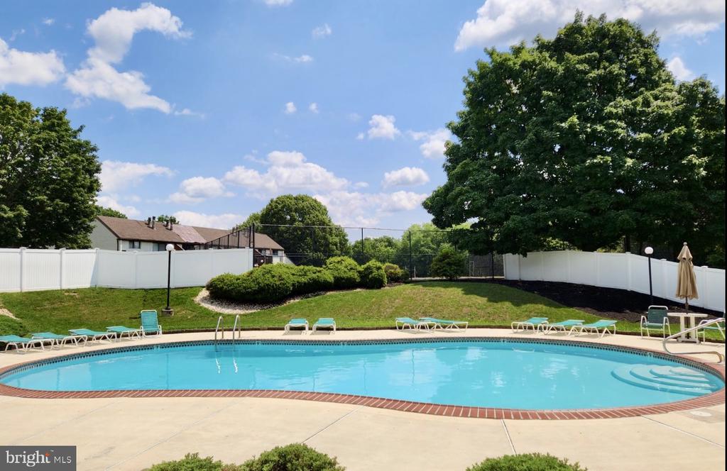 640 Geneva Dr #13