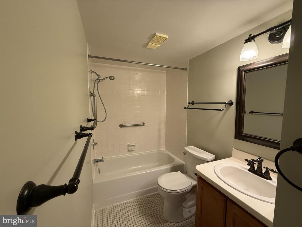 133 W Locust St #C-02