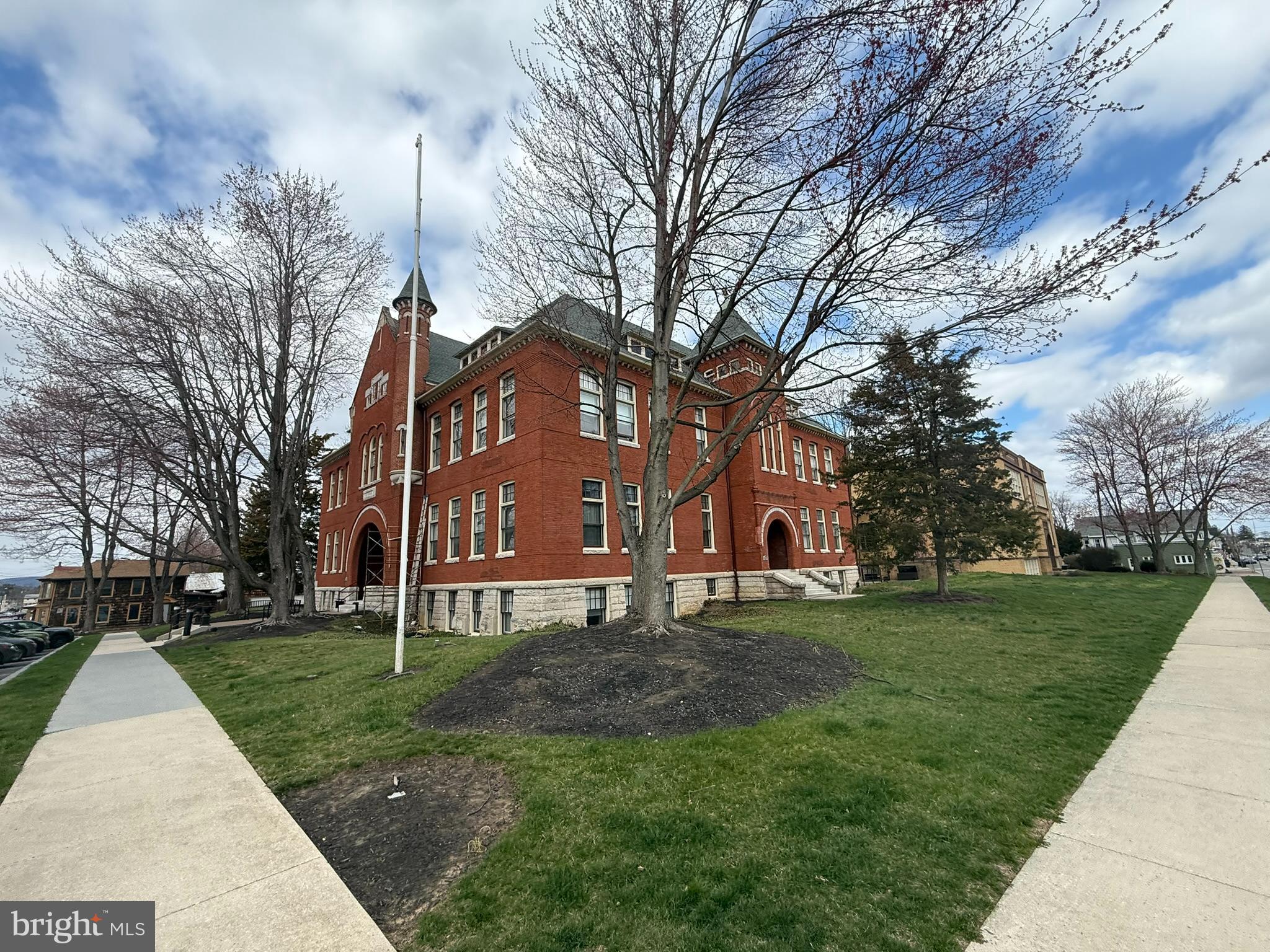 133 W Locust St #C-02