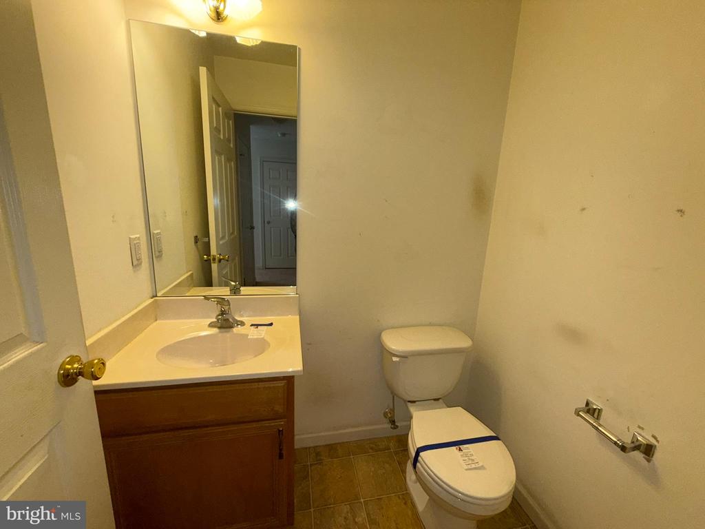 87 Courtyard Dr