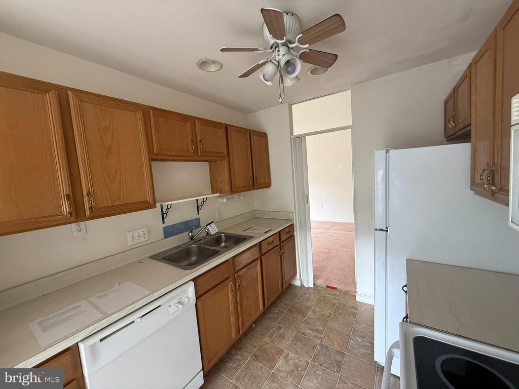 87 Courtyard Dr